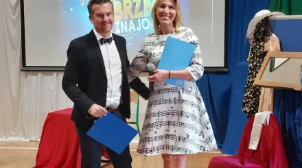 Dwoje nauczycieli jako konferansjerzy