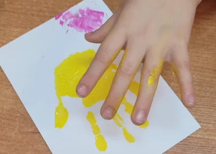 Ręka odciśnięta na kartce