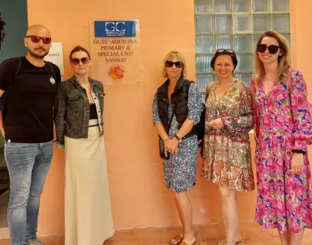 Grupa nauczycieli przed maltańską szkołą