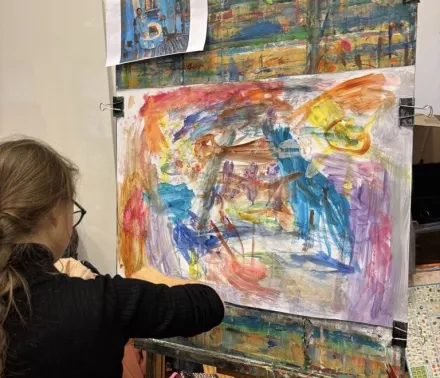 Dziewczyna malująca obraz