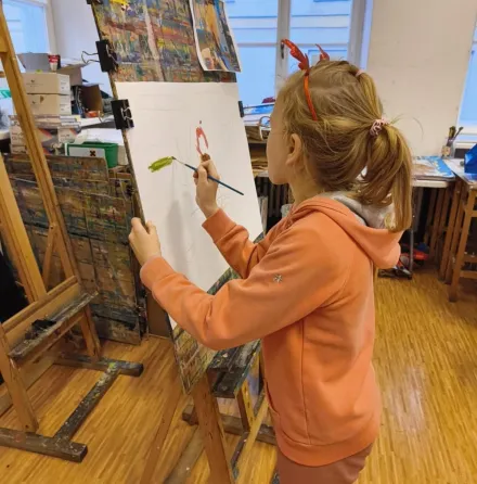 Dziewczynka malująca obraz