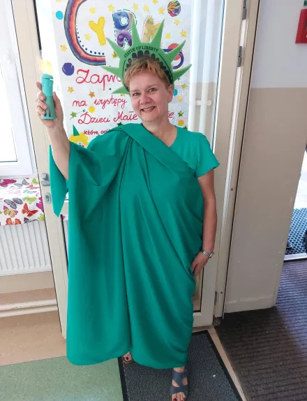 Pani Dyrektor jako Statua Wolności