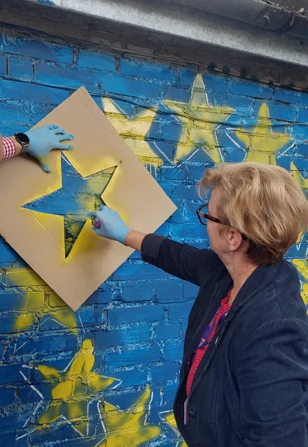 Malowanie obrazu na ścianie