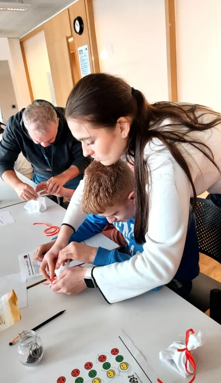 Pracownicy szkoły pomagają uczniom w codziennej pracy