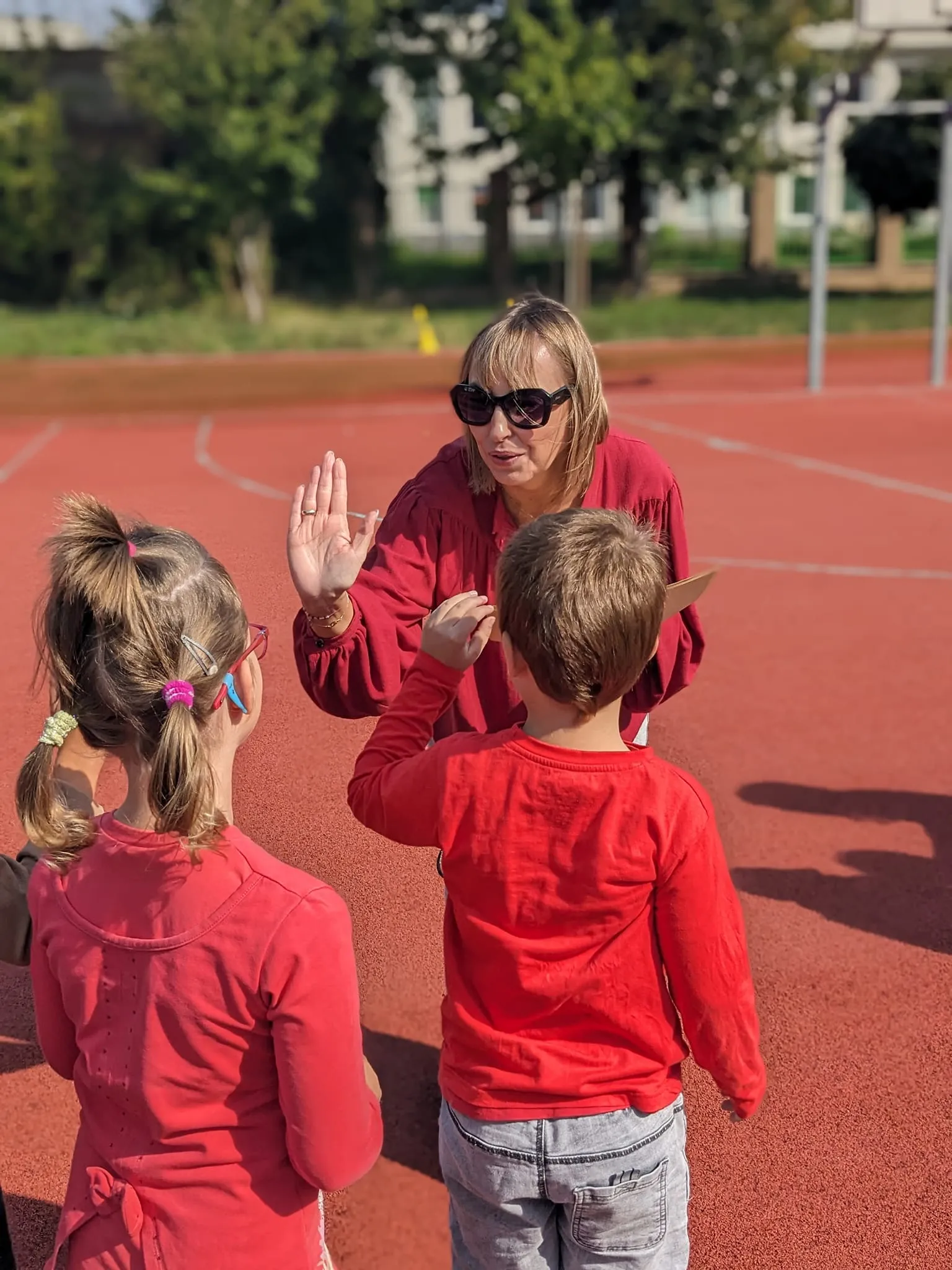 Uczniowie z panią nauczycielką