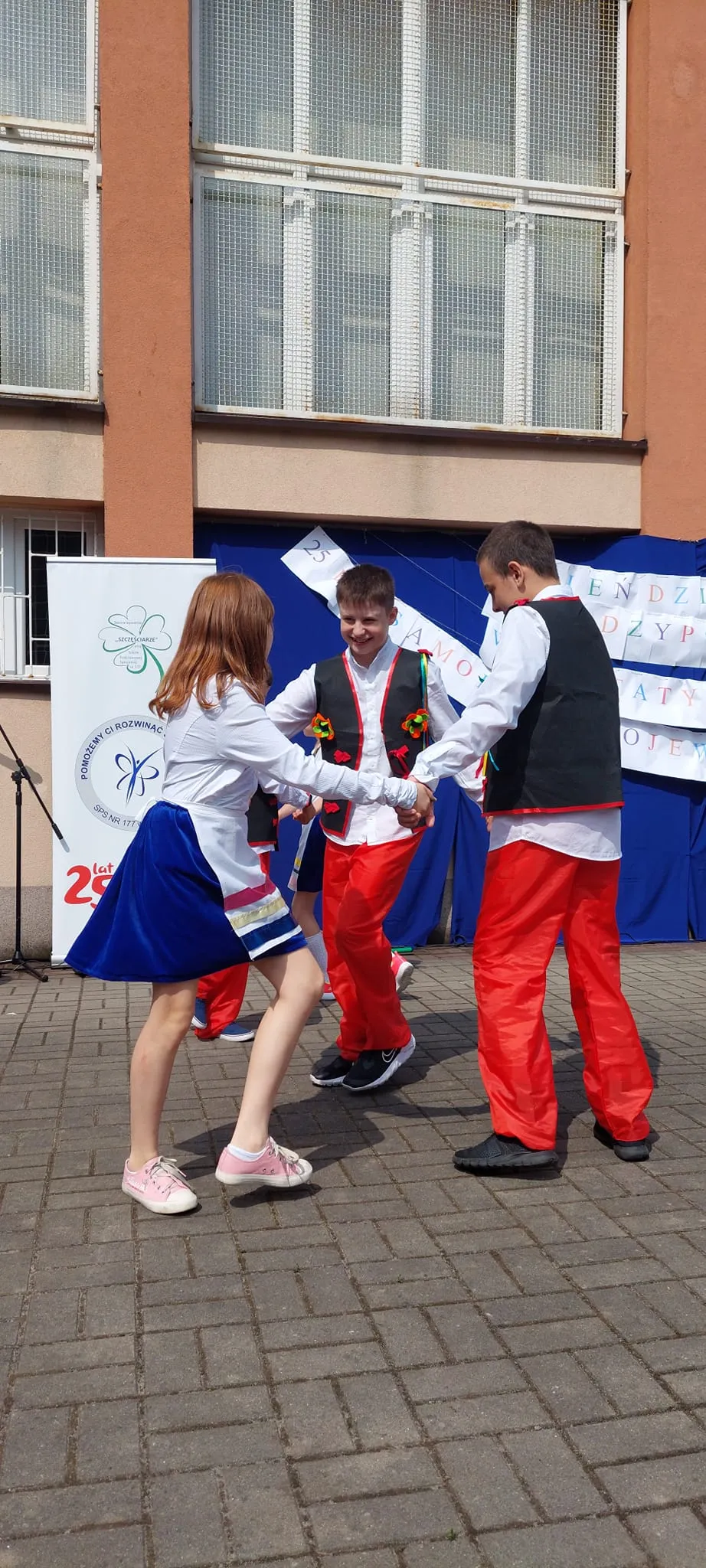 Tańczące dzieci podczas dnia dziecka w spp177