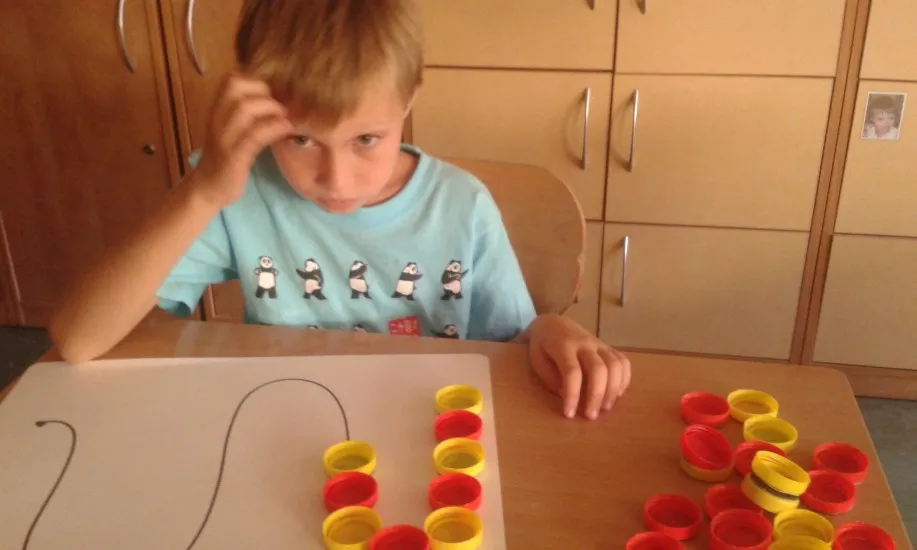 Uczeń w trakcie zajęć reedukacyjnych