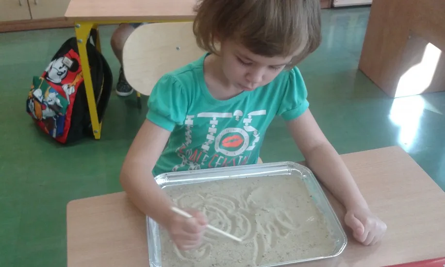 Uczeń w trakcie zajęć reedukacyjnych