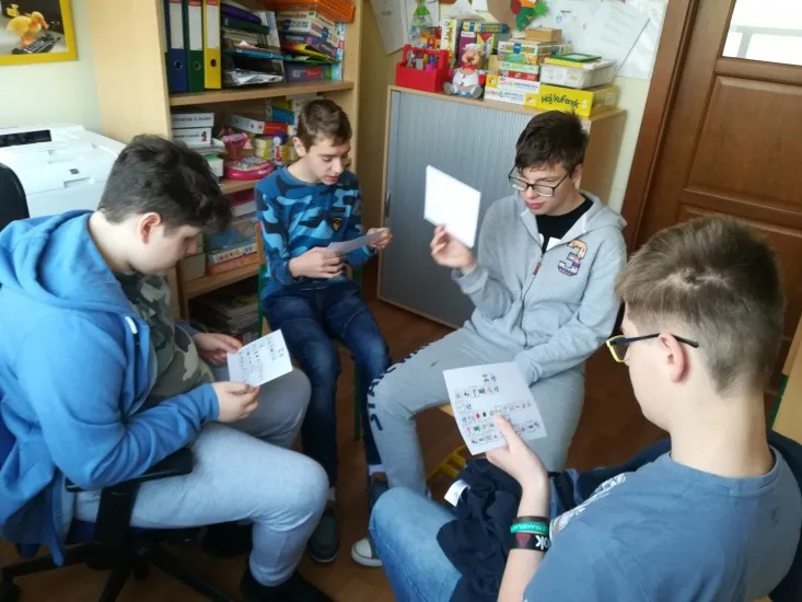 Dzieci w trakcie zajęć logopedycznych