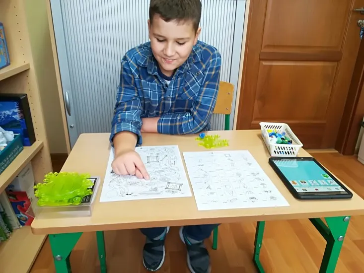 Uczeń w trakcie zajęć logopedycznych