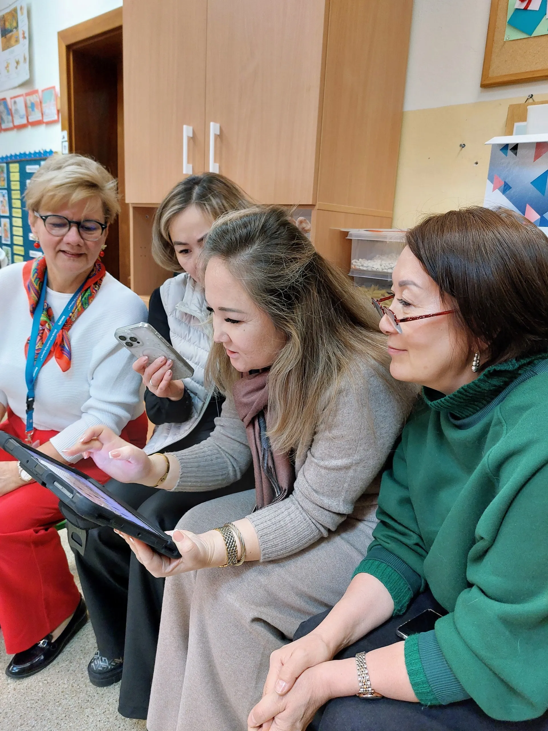 Grupa nauczycielek z Kazachstanu podczas zajęć w Szkole Podstawowej Specjalnej obserwująca nowoczesne narzędzia edukacyjne.