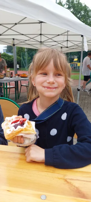 Dziewczynka z gofrem w dłoni