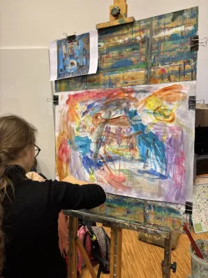 Dziewczyna malująca obraz