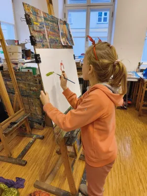 Dziewczynka malująca obraz