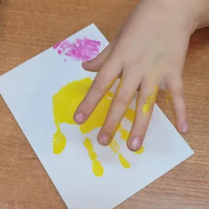 Ręka odciśnięta na kartce