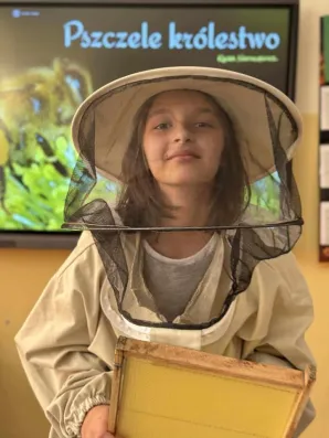 Dziewczynka w stroju pszczelarza