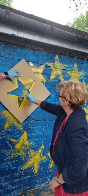 Malowanie obrazu na ścianie