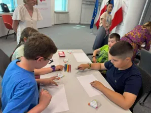 Dzieci w trakcie zajęć plastycznych