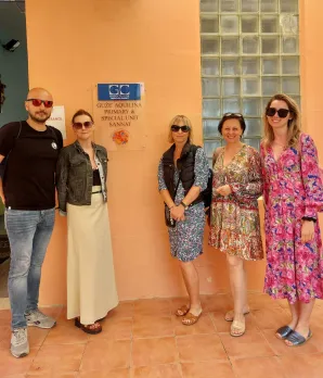 Grupa nauczycieli przed maltańską szkołą