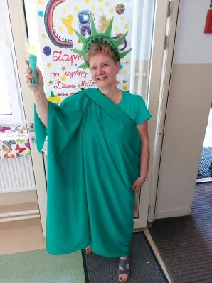 Pani Dyrektor jako Statua Wolności