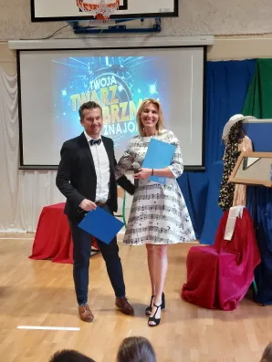 Dwoje nauczycieli jako konferansjerzy