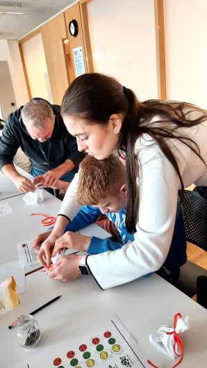 Pracownicy szkoły pomagają uczniom w codziennej pracy